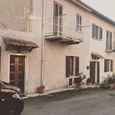 Rural House On The Lake. Casa di campagna *